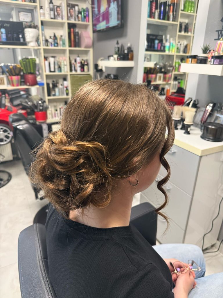 Kestenjasti low bun frizura