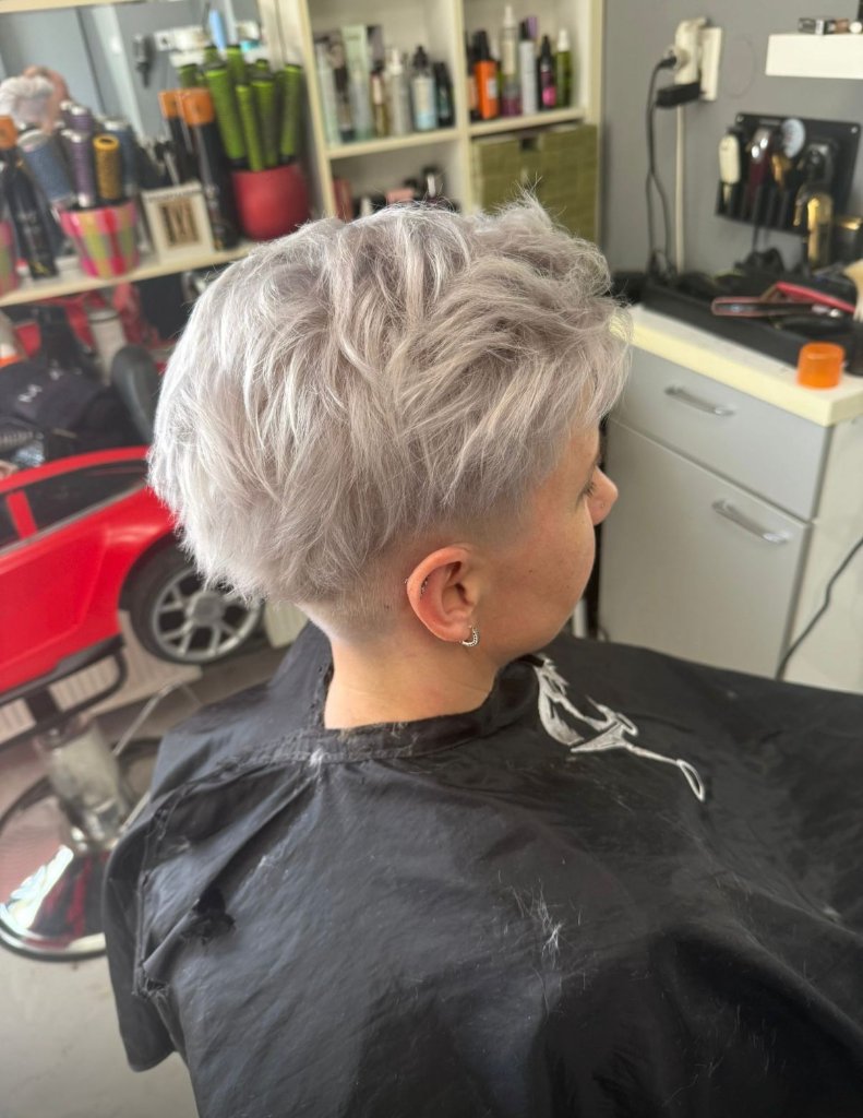Srebrno/platinum pixie šišanje